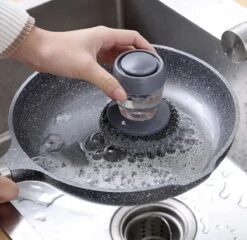 Afwasborstel Met Zeepdispenser – Met 3 Verschillende Opzet Stukken – Inclusief Houder – Grijs – Afwas Borstel Zeepreservoir – Zeep Handborstel – Doseerpomp – Afwasmiddel Dispenser – Navulbaar -HG Winkel 1200x1168 3