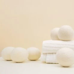 Apeiron Drogerballen - Droogballen - 6 XL Wasbollen - Droger - Duurzaam - Wasmachine - Wasverzachter - Energie Besparen - Zero Waste - Schapenvacht - Wol -HG Winkel 1200x1200 1193