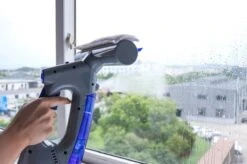 Swiss Pro+ Ruitenreiniger 3 In 1 WV 2 Blue Edition Window Vac - Ca. 120 M² - Waterzuiger - Incl. Smalle Zuigmond - Oplaadbaar - Raamwisser - Streeploos - Clicksystem - 2 Microvezeldoekjes - Met Sprayfunctie - Low Noise - Hepafilter -HG Winkel 1200x799 26