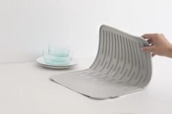 Brabantia SinkSide Afdruipmat - Siliconen - Mid Grey 10 Brabantia SinkSide Afdruipmat - Siliconen - Mid Grey -HG Winkel 1200x799 6