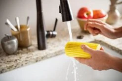 Scrub Daddy Damp Duster - Wonder Stoffer - Geel 7 Scrub Daddy Damp Duster - Wonder Stoffer - Geel -HG Winkel 1200x802 4