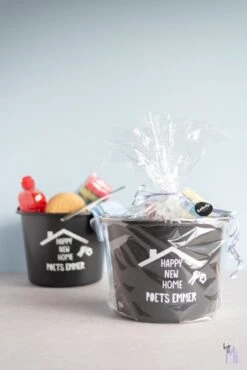 ByMi| Poetsemmer Happy New Home | Cadeautje Huis |Housewarming |Nieuwe Woning | Gepersonaliseerd 7 ByMi| Poetsemmer Happy New Home | Cadeautje Huis |Housewarming |Nieuwe Woning | Gepersonaliseerd -HG Winkel 801x1200 1